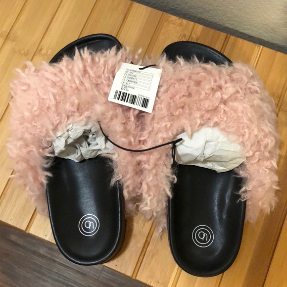 Urban Outfitters Shoes - 💗NWT💗 ❌SOLD❌Faux Slide